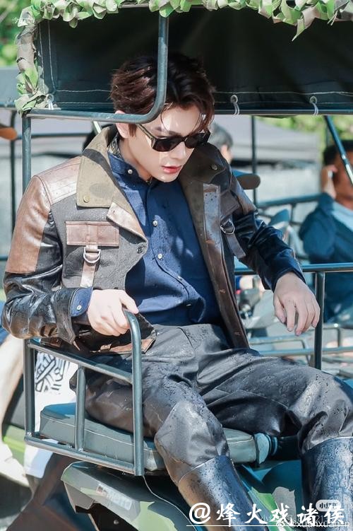 苏翊鸣绝地求生孤身对抗狼群昔日少年背负全队荣耀与重压